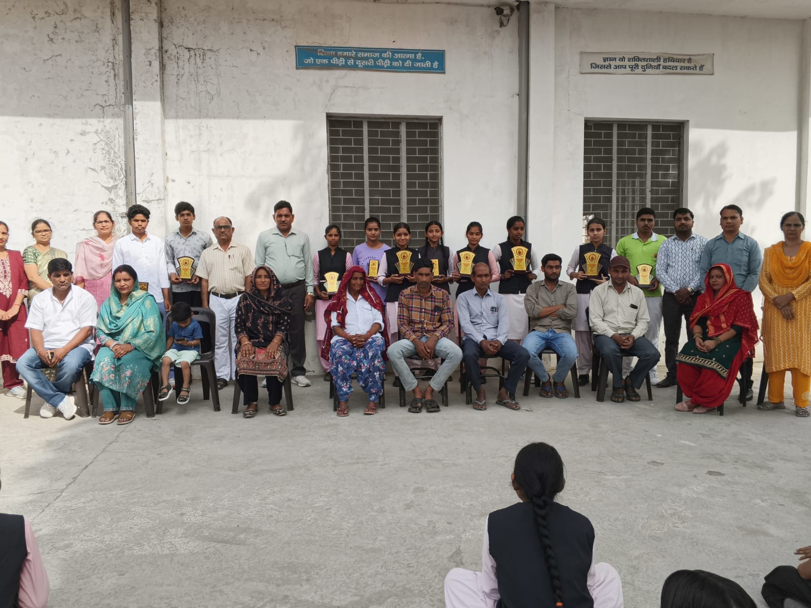 बहसूमा। सदरपुर स्थित स्वामी विवेकानंद इंटर कॉलेज में मेधावी छात्रों में उनके अभिभावक को सम्मानि