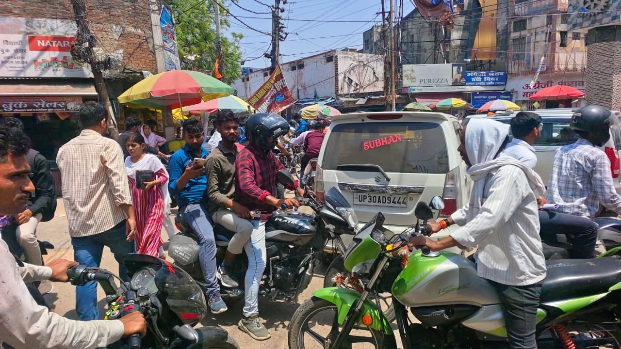 भीड़ के कारण ट्रेन में खिड़की से बच्चों को अंदर बैठाने की कोशिश करते यात्री। संवाद भीड़ के कारण ट्रेन में खिड़की से बच्चों को अंदर बैठाने की कोशिश करते यात्री। संवाद