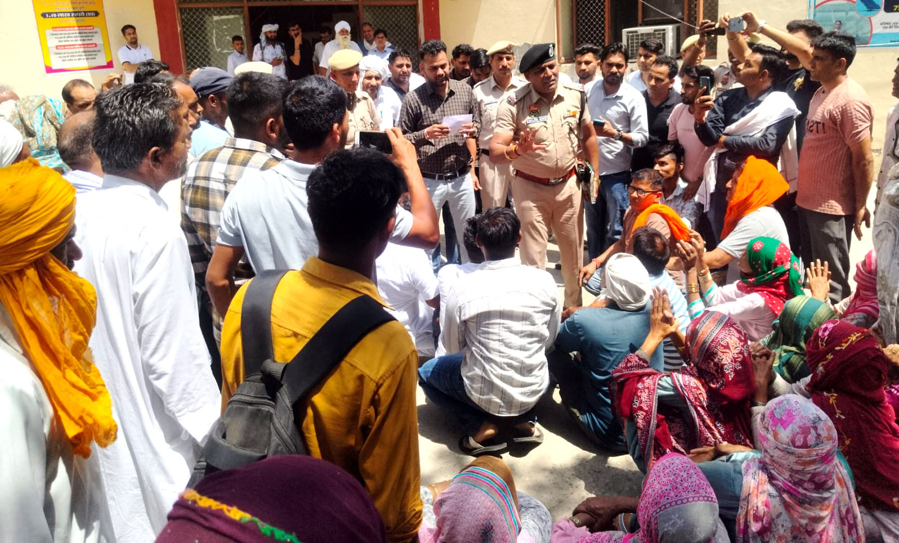 बिजली कार्यालय पर विरोध प्रदर्शन कर रही गांव पिंजुपुरा की महिलाएं। विज्ञप्ति बिजली कार्यालय पर विरोध प्रदर्शन कर रही गांव पिंजुपुरा की महिलाएं। विज्ञप्ति