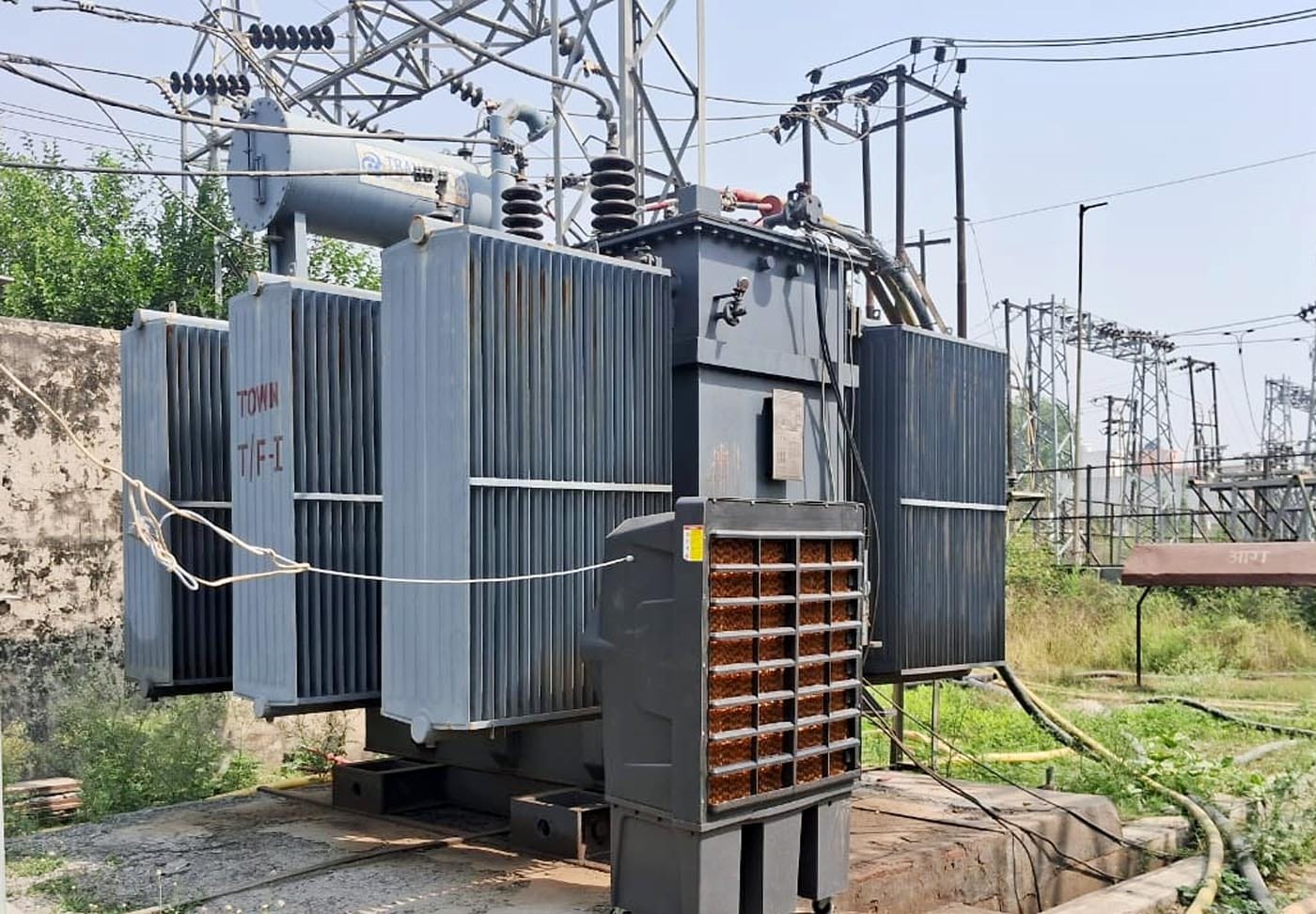 बिजली उपकेंद्र परिसर में धरना पर बैठे भाकियू कार्यकर्ता। संवाद