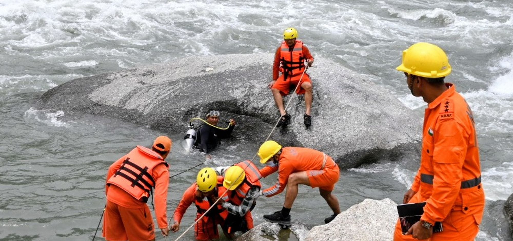 चंबा मेगा मॉक ड्रिल के दौरान घायल को रेस्कयू करते एनडीआरएफ के जावन।संवाद