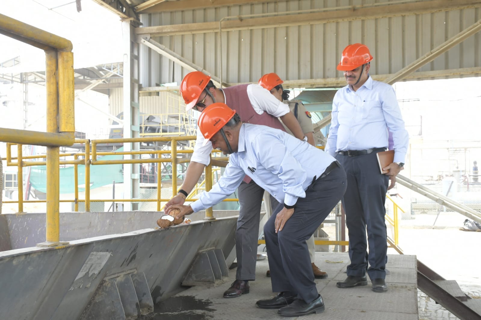 एचपीसीएल प्लांट सैजनी में मंगलवार से संचालन शुरू कराते सीएम के सलाहकार अवनीश अवस्थी व अन्य अधि