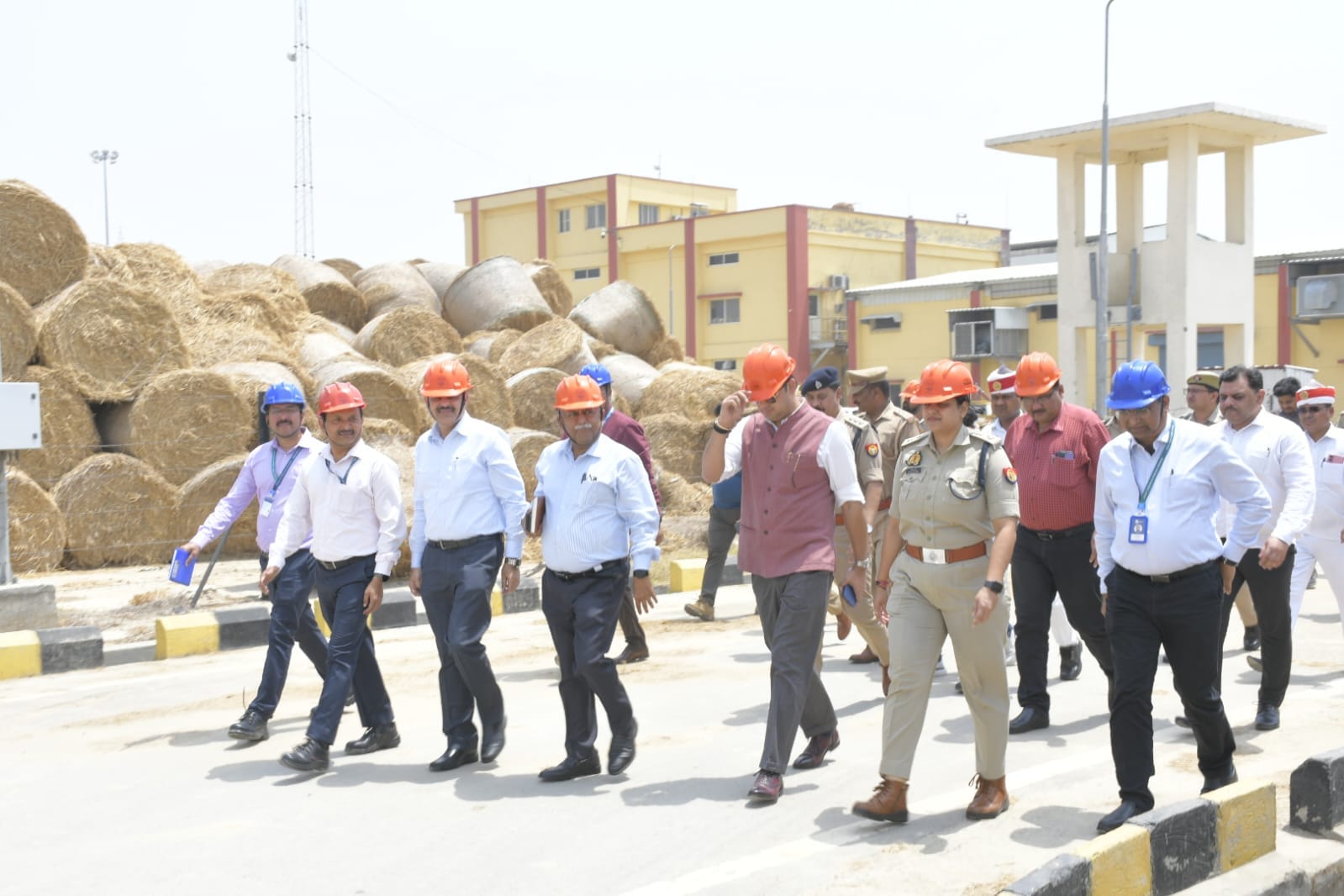 एचपीसीएल प्लांट सैजनी में मंगलवार से संचालन शुरू कराते सीएम के सलाहकार अवनीश अवस्थी व अन्य अधि