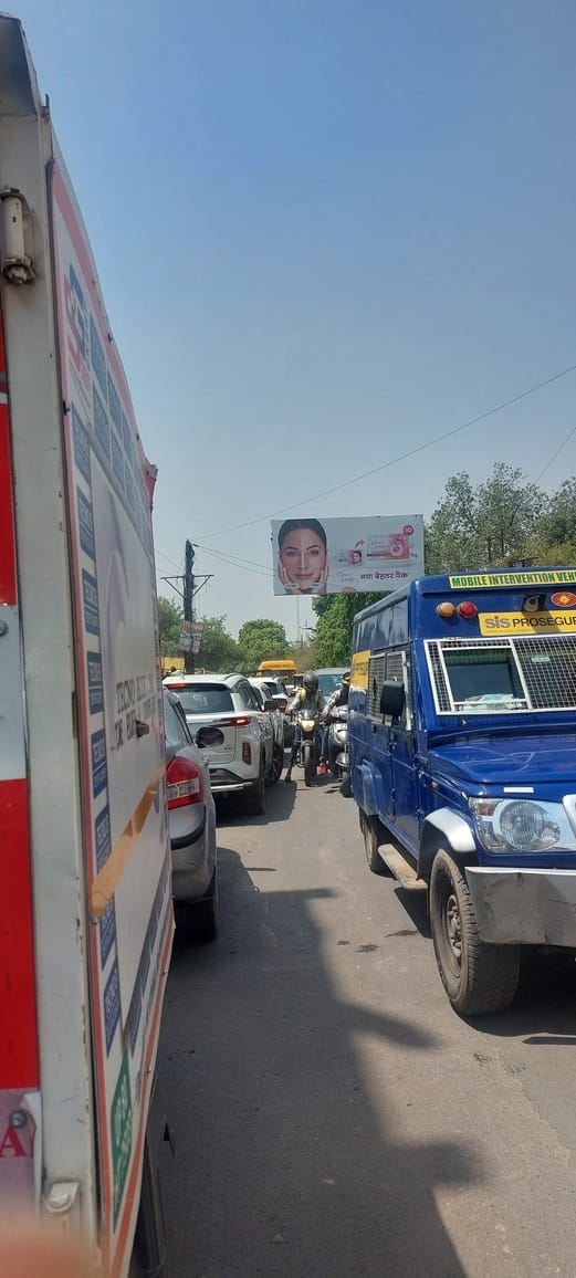 एमजी रोड पर सोमवार दोपहर को जाम की वजह से छीपी टोला मार्ग तक वाहनों की लंबी लाइन लग गई