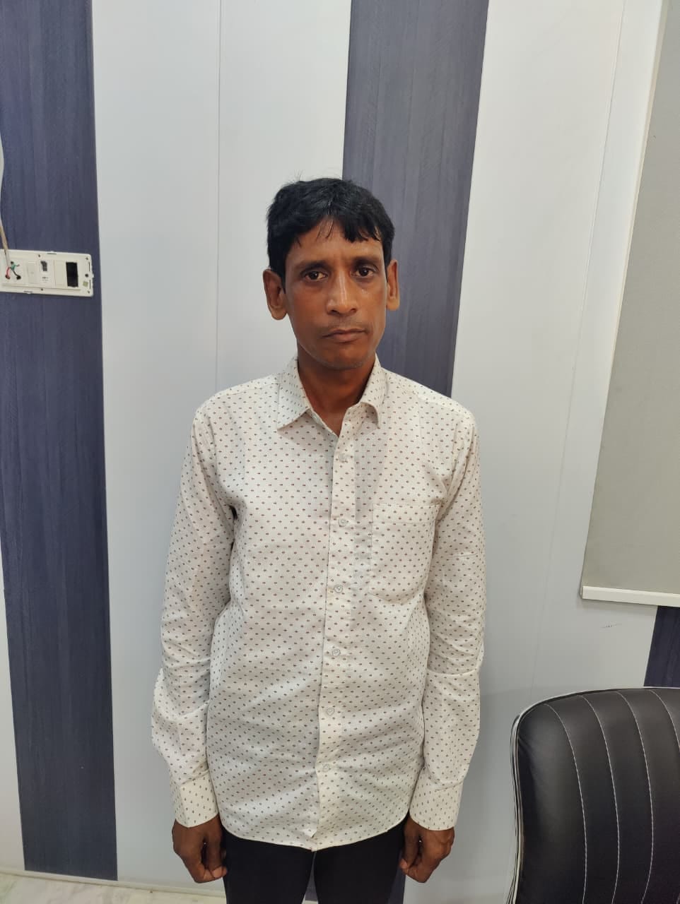 एंटी करप्शन टीम के द्वारा गिरफ्तार----दीप नारायण सिंह, वरिष्ठ लिपिक, खादी ग्रामोद्योग। स्रोत- ए