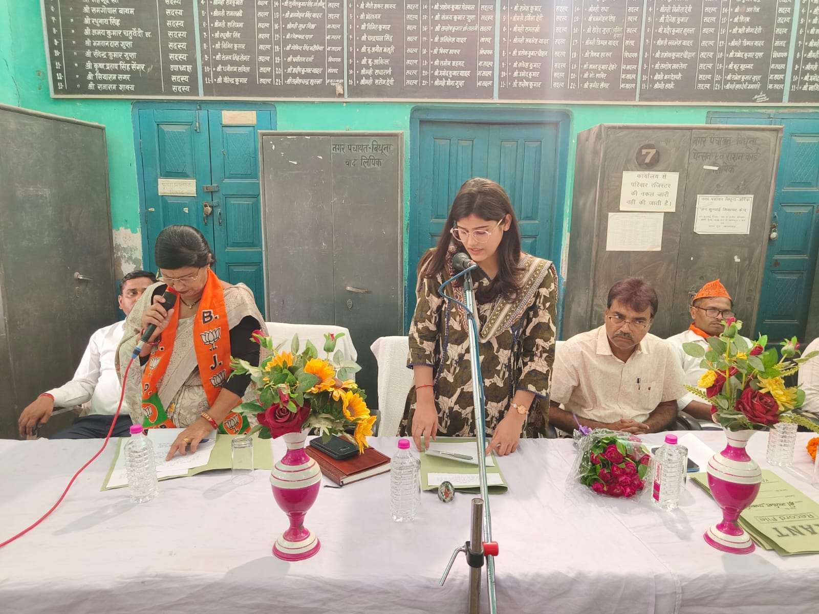 फोटो -10- नामित सभासदों को शपथ दिलाते एसडीएम सदर अजय आनंद वर्मा व मौजूद अन्य लोग। स्रोत:कर्मी