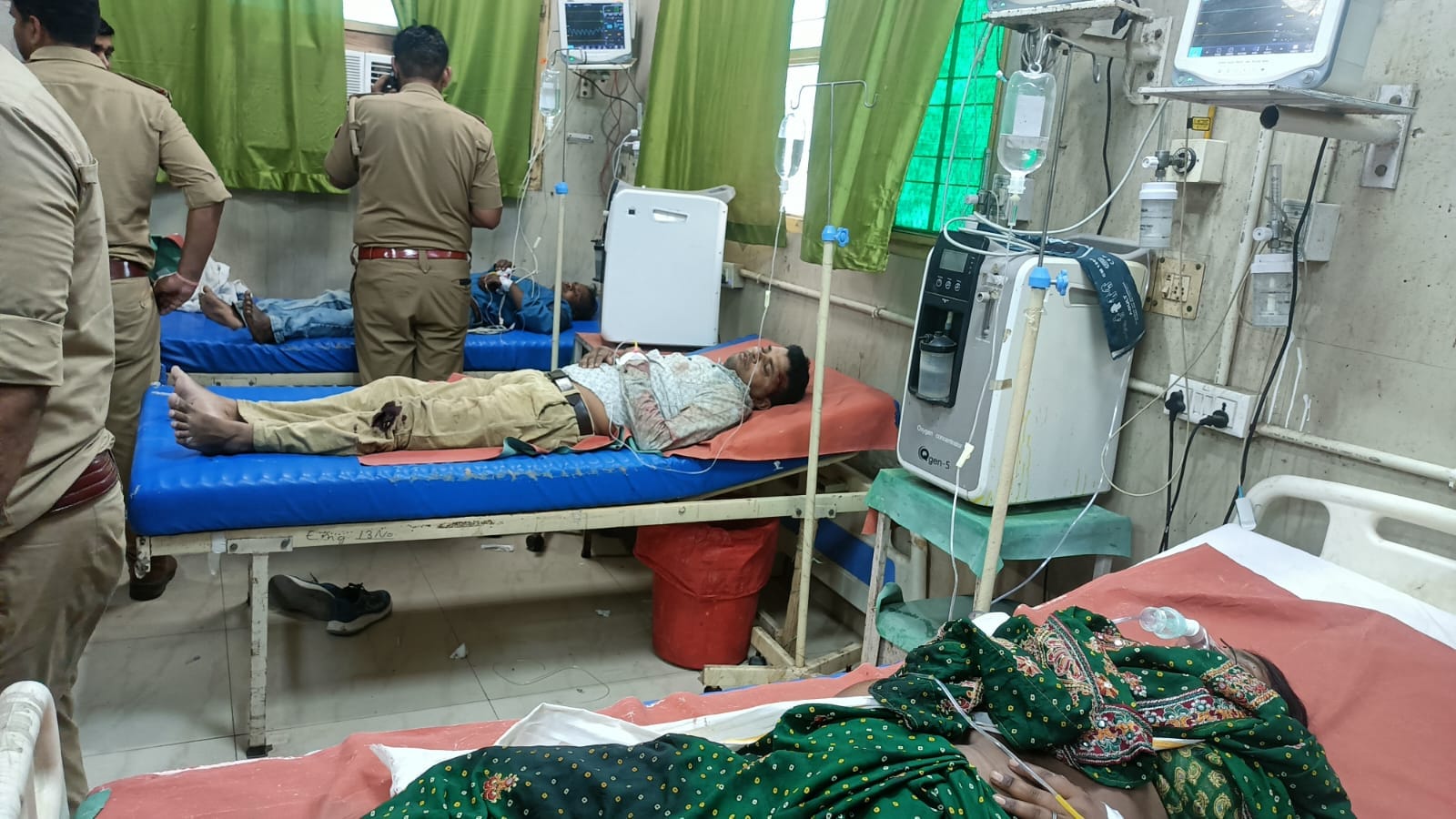 फोटो-12 लोहिया अस्पताल की इमरजेंसी में घायल ऑटो चालक दिलीप से जानकारी लेती डीएम डॉ. अंकुर लाठर। फोटो-12 लोहिया अस्पताल की इमरजेंसी में घायल ऑटो चालक दिलीप से जानकारी लेती डीएम डॉ. अंकुर लाठर।