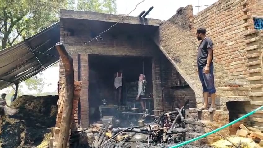 फोटो-13-मौके पर मौजूद पुलिस व दमकल कर्मी। संवाद