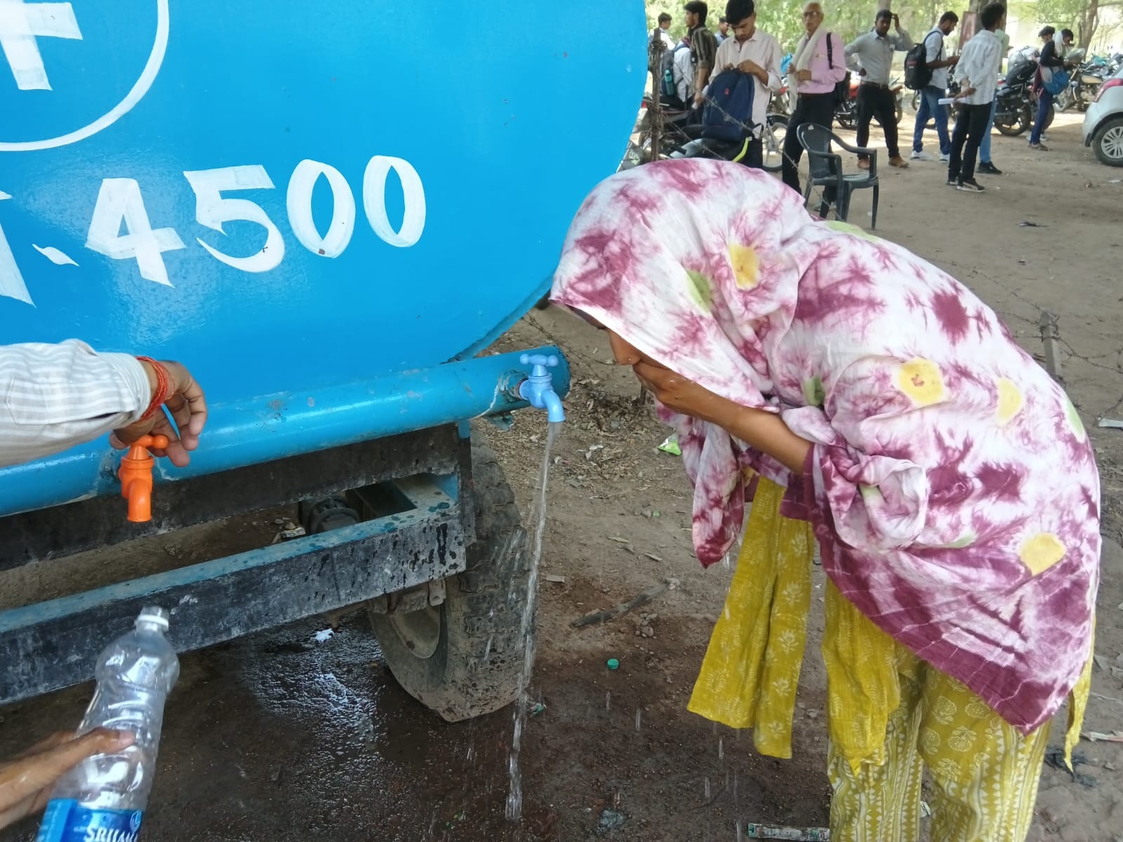 फोटो- 16 शहर के कोतवाली रोड पर छाता लगाकर निकलतीं युवती। संवाद