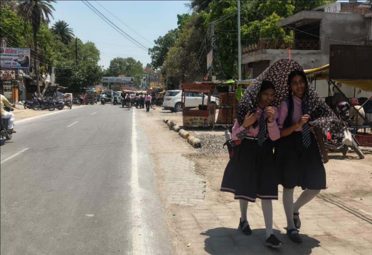 फोटो-20- भीड़ से भरे रहने वाले शहर के धवन रोड बाजार में गर्मी के कारण पसरा सन्नाटा। संवाद फोटो-20- भीड़ से भरे रहने वाले शहर के धवन रोड बाजार में गर्मी के कारण पसरा सन्नाटा। संवाद