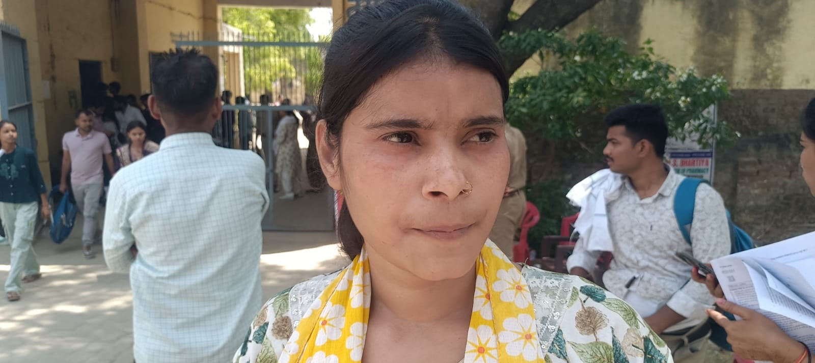 फोटो-20- परीक्षा देकर केंद्र से बाहर निकलते अभ्यर्थी। संवाद फोटो-20- परीक्षा देकर केंद्र से बाहर निकलते अभ्यर्थी। संवाद