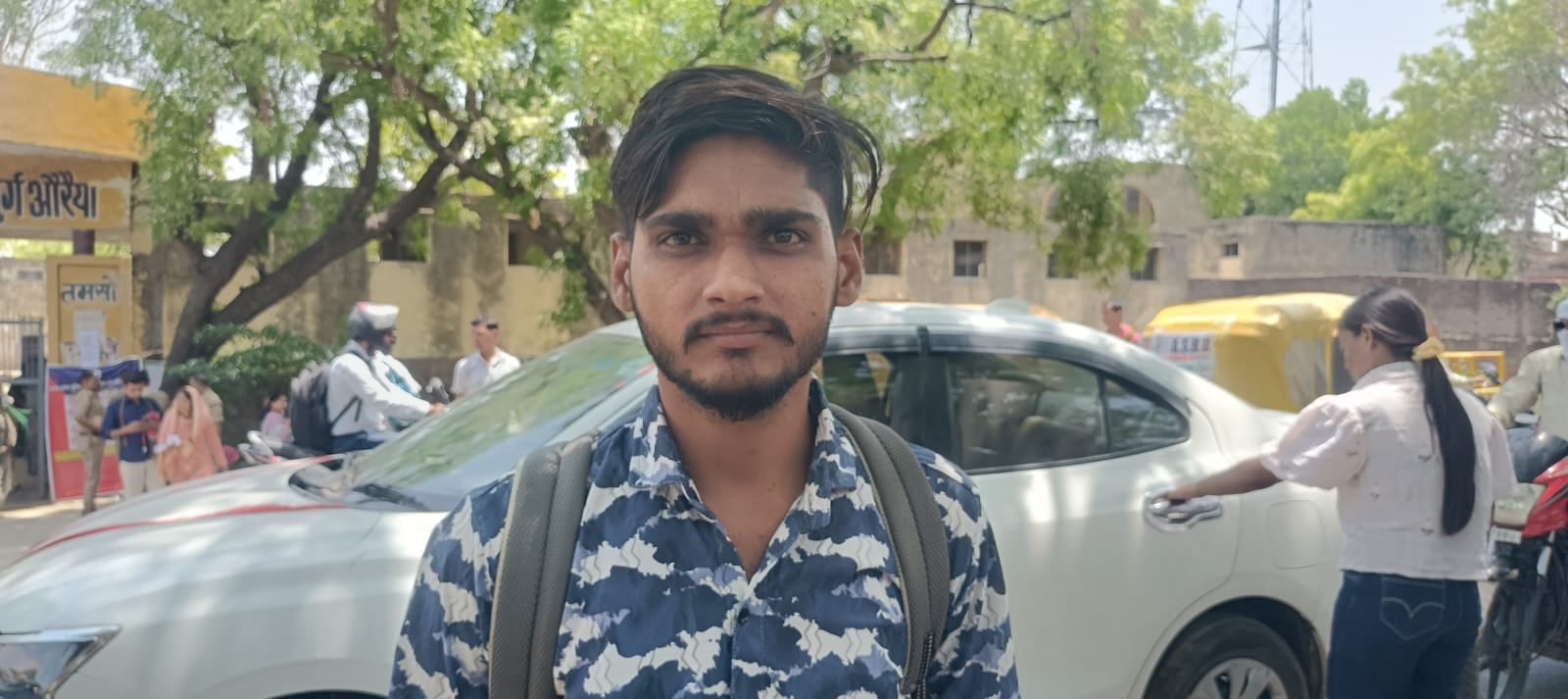 फोटो-20- परीक्षा देकर केंद्र से बाहर निकलते अभ्यर्थी। संवाद फोटो-20- परीक्षा देकर केंद्र से बाहर निकलते अभ्यर्थी। संवाद