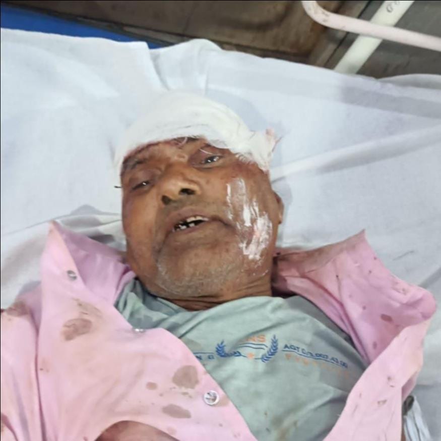 फोटो-22 दुर्घटना के बाद इटावा-बरेली हाईवे पर खड़ी टक्कर मारने वाली डीसीएम। संवाद फोटो-22 दुर्घटना के बाद इटावा-बरेली हाईवे पर खड़ी टक्कर मारने वाली डीसीएम। संवाद