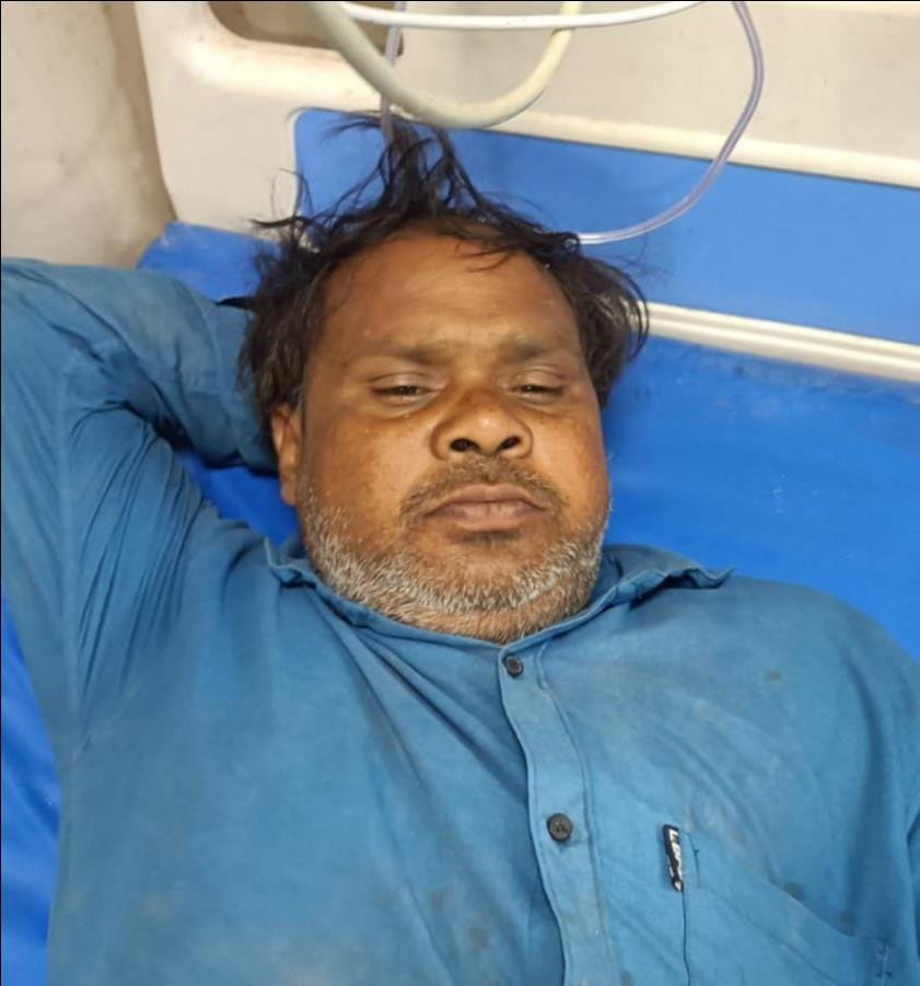 फोटो-22 दुर्घटना के बाद इटावा-बरेली हाईवे पर खड़ी टक्कर मारने वाली डीसीएम। संवाद फोटो-22 दुर्घटना के बाद इटावा-बरेली हाईवे पर खड़ी टक्कर मारने वाली डीसीएम। संवाद