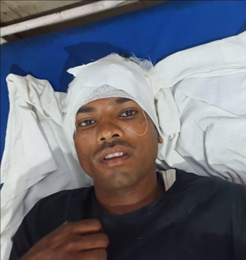 फोटो-22 दुर्घटना के बाद इटावा-बरेली हाईवे पर खड़ी टक्कर मारने वाली डीसीएम। संवाद फोटो-22 दुर्घटना के बाद इटावा-बरेली हाईवे पर खड़ी टक्कर मारने वाली डीसीएम। संवाद