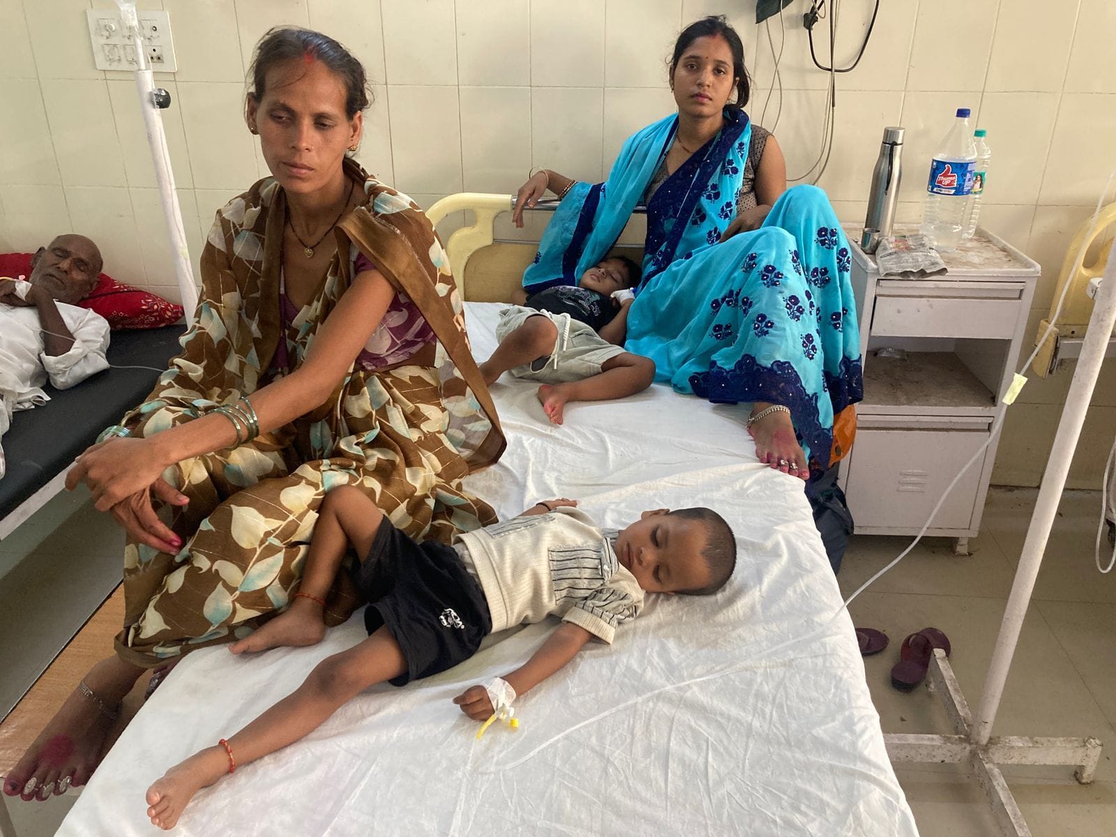फोटो-26- ओपीडी में बच्चे की जांच करते बाल रोग विशेषज्ञ डॉ. अमित श्रीवास्तव। संवाद फोटो-26- ओपीडी में बच्चे की जांच करते बाल रोग विशेषज्ञ डॉ. अमित श्रीवास्तव। संवाद
