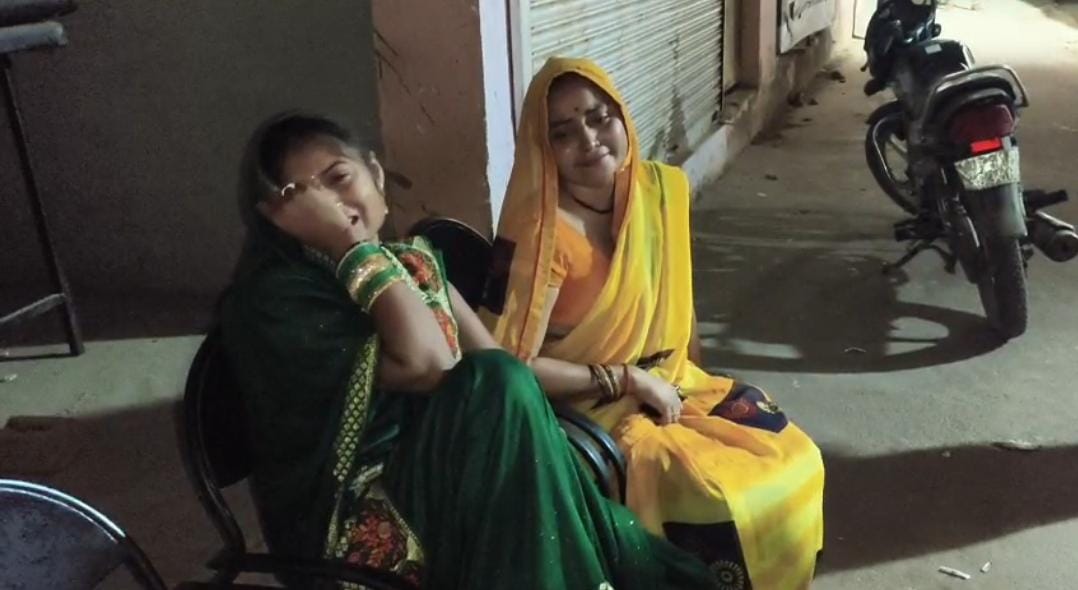 फोटो 27 एचएएमपी 38- घायलों को सीएसी ले जाते लोग।  संवाद