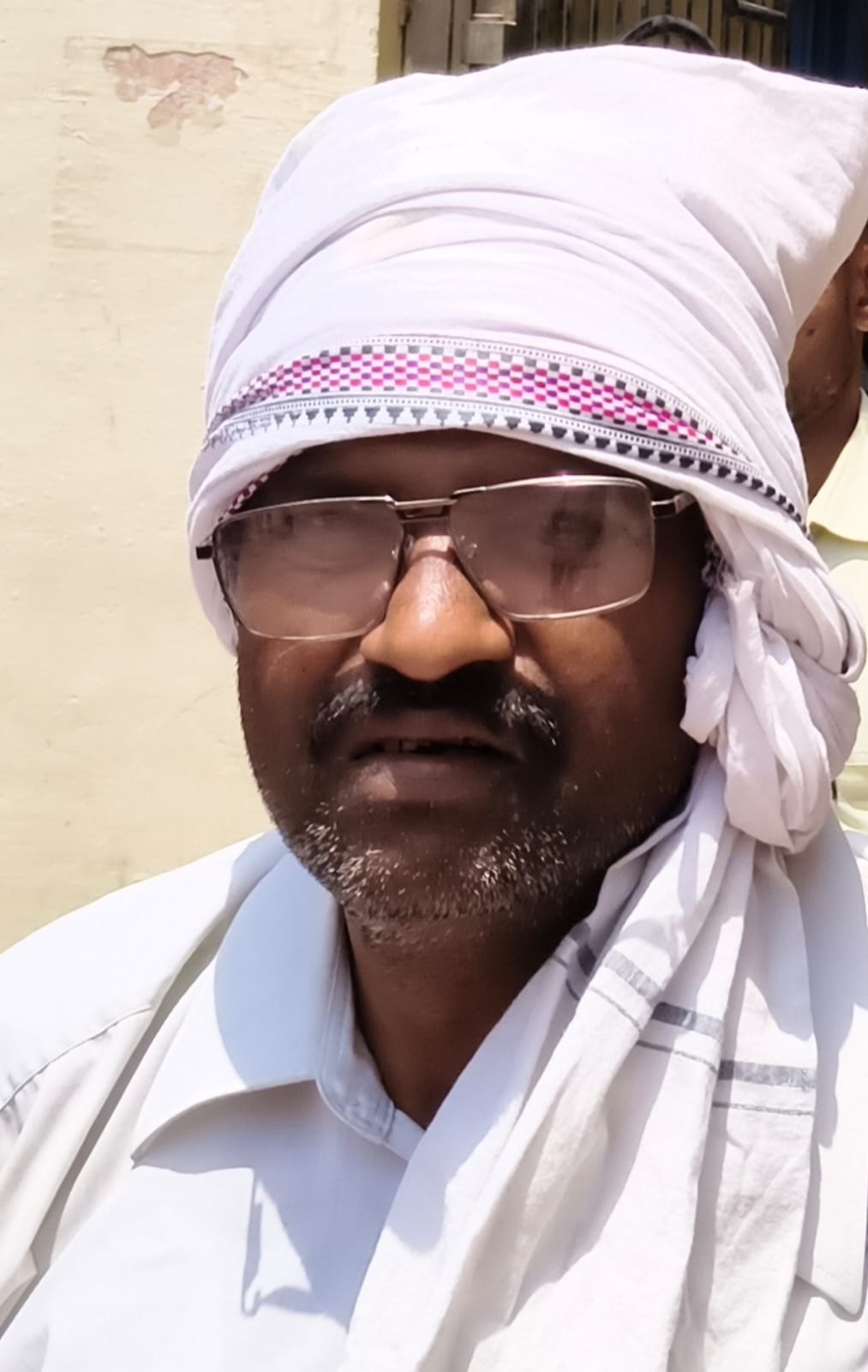 फोटो 27 सीकेटीपी-04- गैस सिलिंडर के लिए एजेंसी के बाहर खड़े लोग। संवाद
