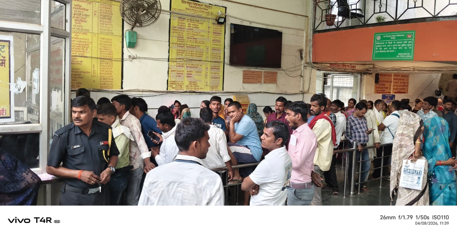 फोटो 27 सीकेटीपी-14- धूप से बचने के लिए सिर को कपड़े से ढककर जाते युवा। संवाद