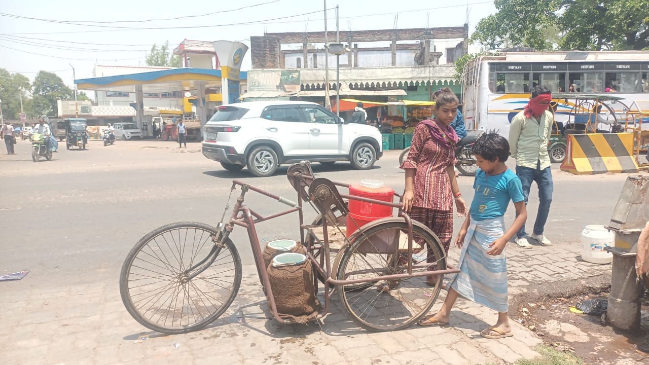 फोटो 27 सीकेटीपी-14- धूप से बचने के लिए सिर को कपड़े से ढककर जाते युवा। संवाद