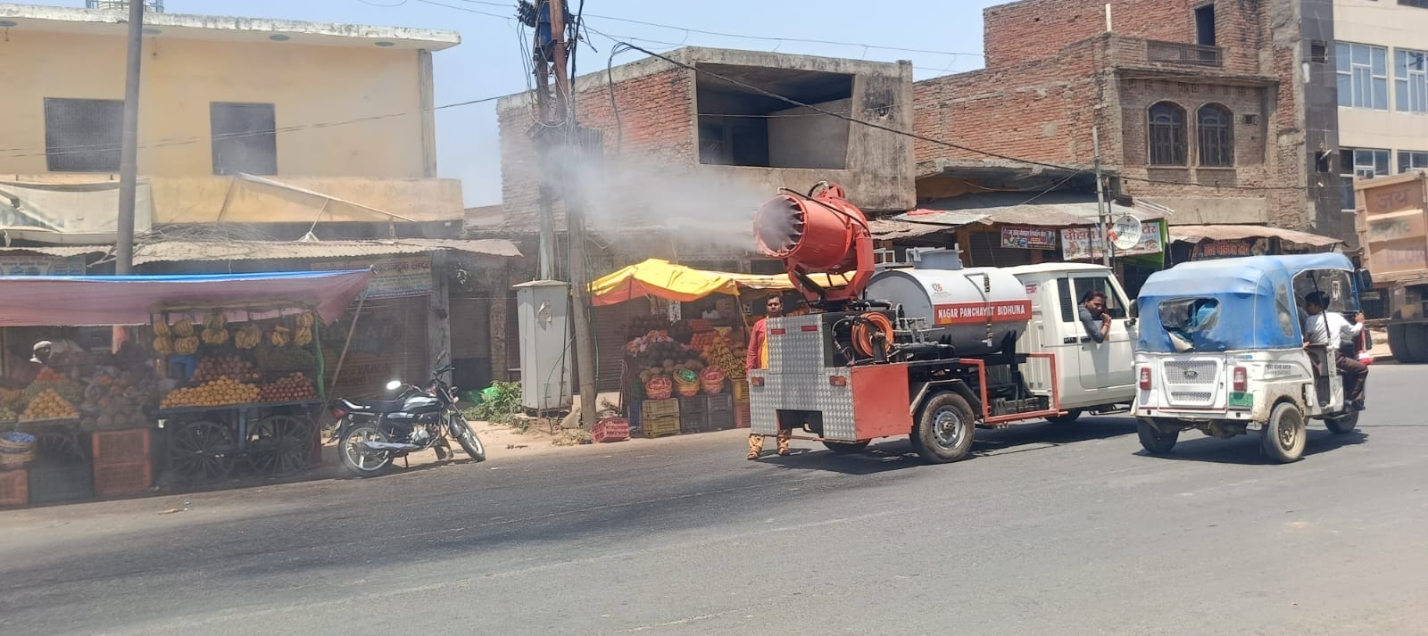 फोटो-27-शहर के रोडवेज बस स्टैंड पर दोपहर में पसरा सन्नाटा। संवाद फोटो-27-शहर के रोडवेज बस स्टैंड पर दोपहर में पसरा सन्नाटा। संवाद