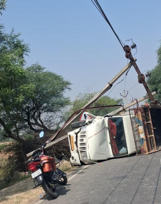 फोटो 30: भरावन क्षेत्र के लक्ष्मणपुर गांव में टूटा पड़ा विद्युत पोल। संवाद  