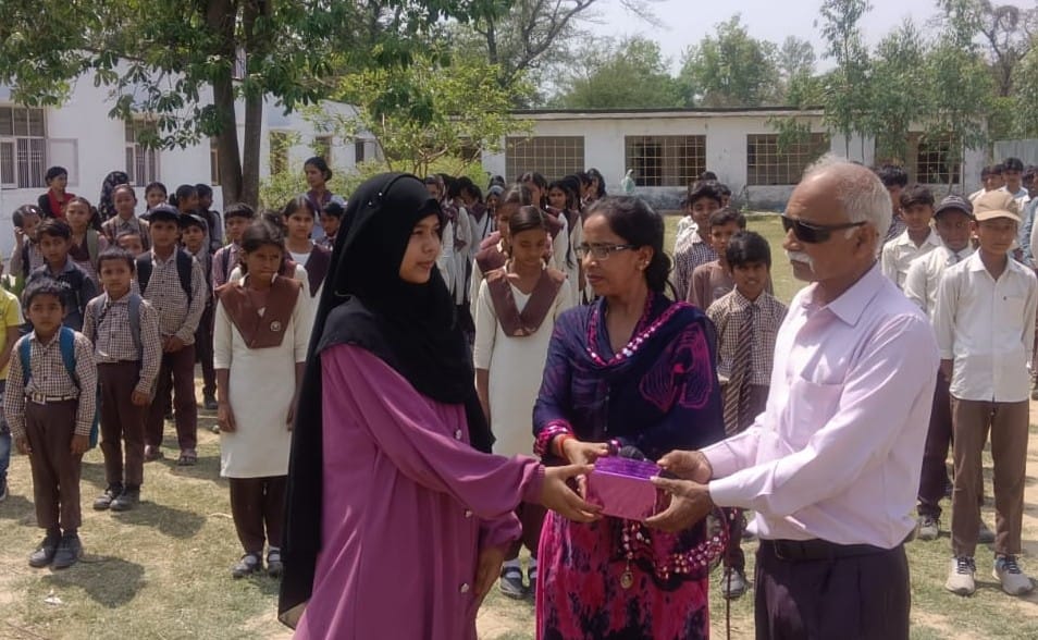 फोटो-33-बलरामपुर के उतरौला में मेधावियों को सम्मानित करते सीओ। -स्रोत : स्कूल