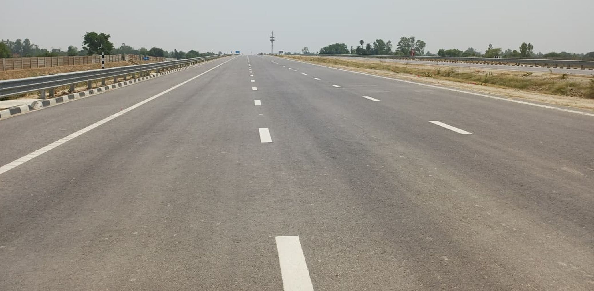 फोटो 38: गंगा एक्सप्रेसवे पर प्रयागराज की ओर जाने के लिए मल्लावां में बनाया गया टोल प्लाजा। संव