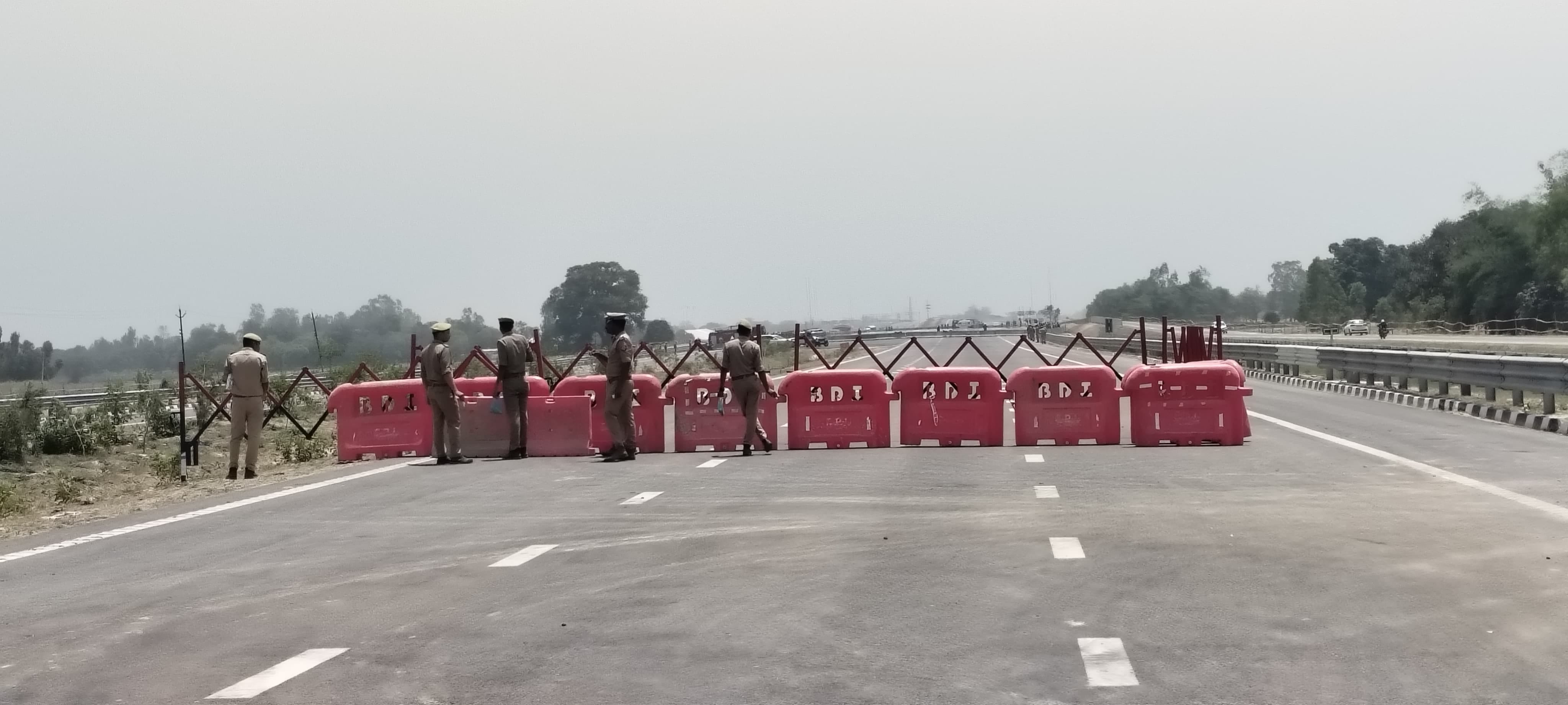फोटो 38: गंगा एक्सप्रेसवे पर प्रयागराज की ओर जाने के लिए मल्लावां में बनाया गया टोल प्लाजा। संव