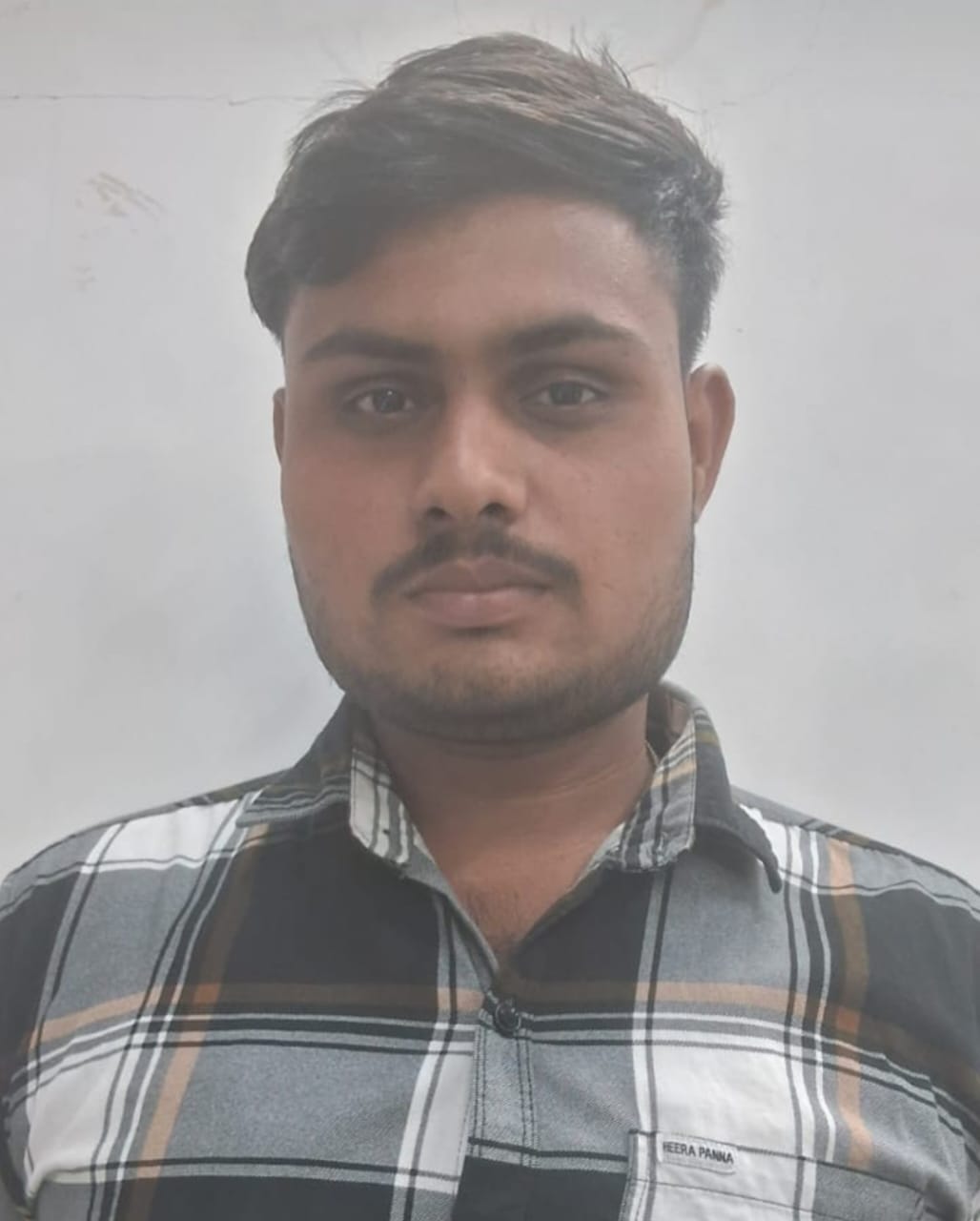 फोटो परिचय। मृतक सुंदरम दुबे की फोटो फाइल तथा विलखते परिजन व बस्ती के लोग