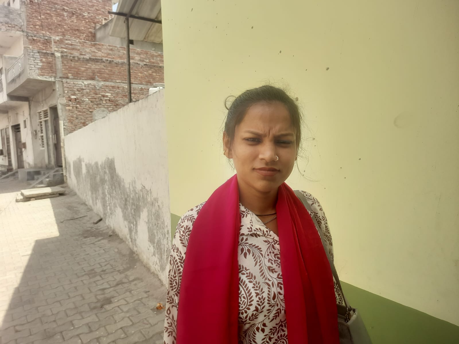 फोटो : सोनीपत के श्रीनगर कॉलोनी में घरों के सामने गिरी हुई दीवार। संवाद फोटो : सोनीपत के श्रीनगर कॉलोनी में घरों के सामने गिरी हुई दीवार। संवाद