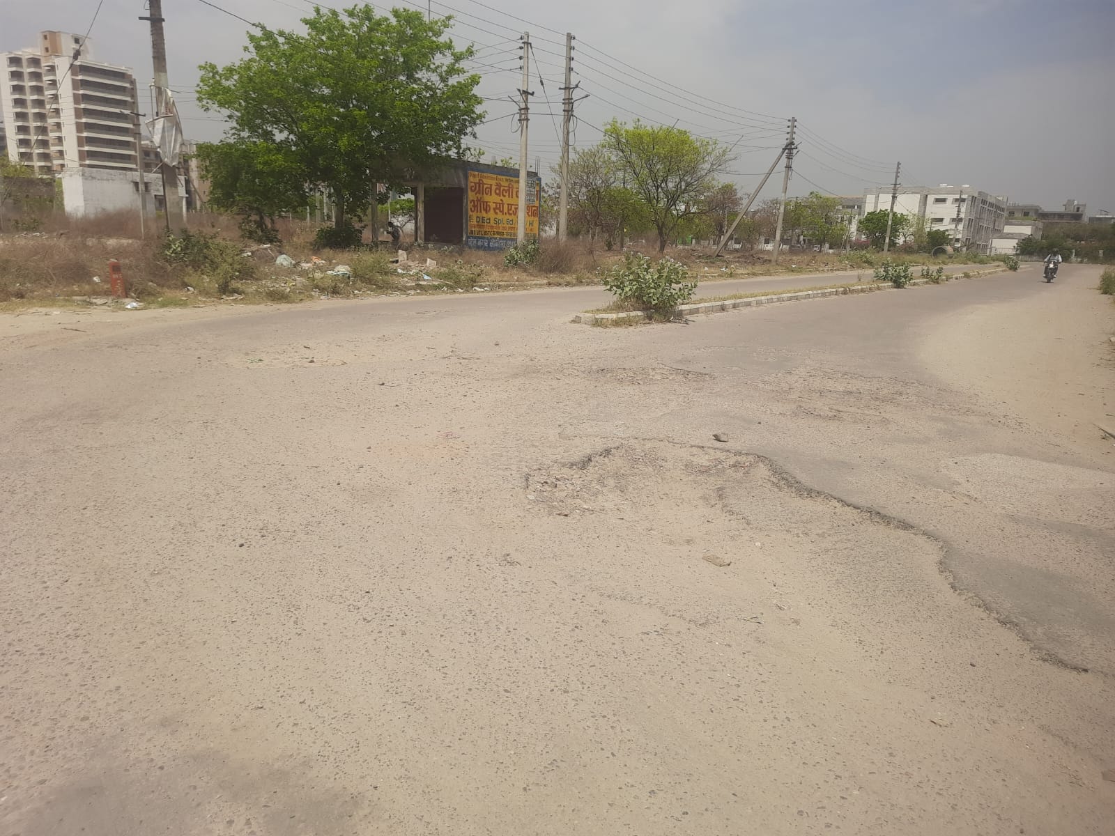 फोटो : सोनीपत के श्रीनगर कॉलोनी में घरों के सामने गिरी हुई दीवार। संवाद फोटो : सोनीपत के श्रीनगर कॉलोनी में घरों के सामने गिरी हुई दीवार। संवाद