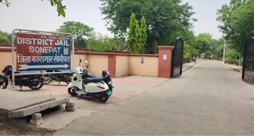 फोटो :: सोनीपत में गोहाना रोड स्थित जिला कारागार में तोड़ा गया बैरियर। संवाद
