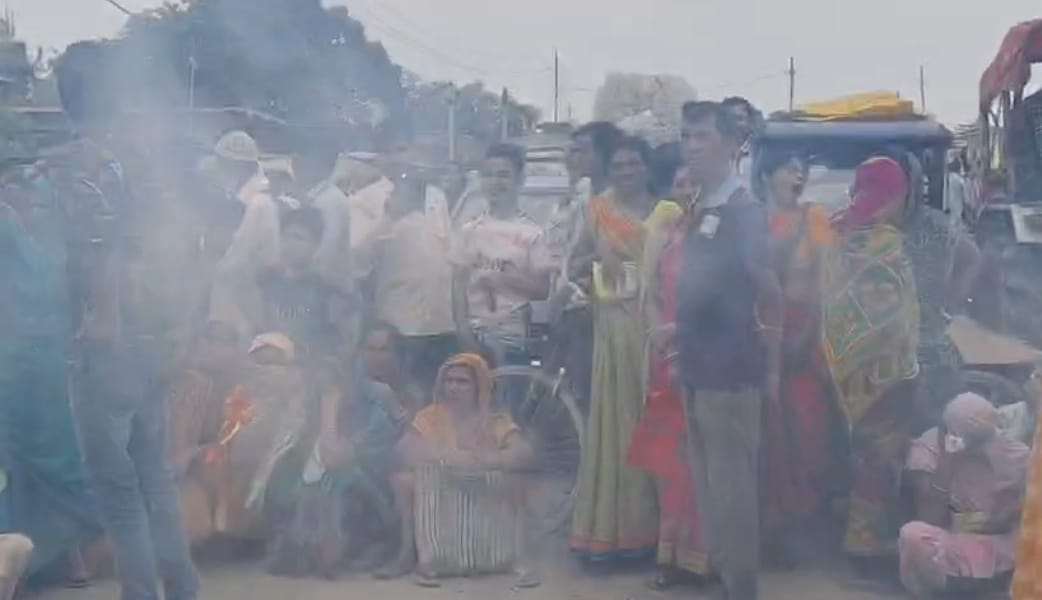 गुस्साए लोगों ने की रोड जाम