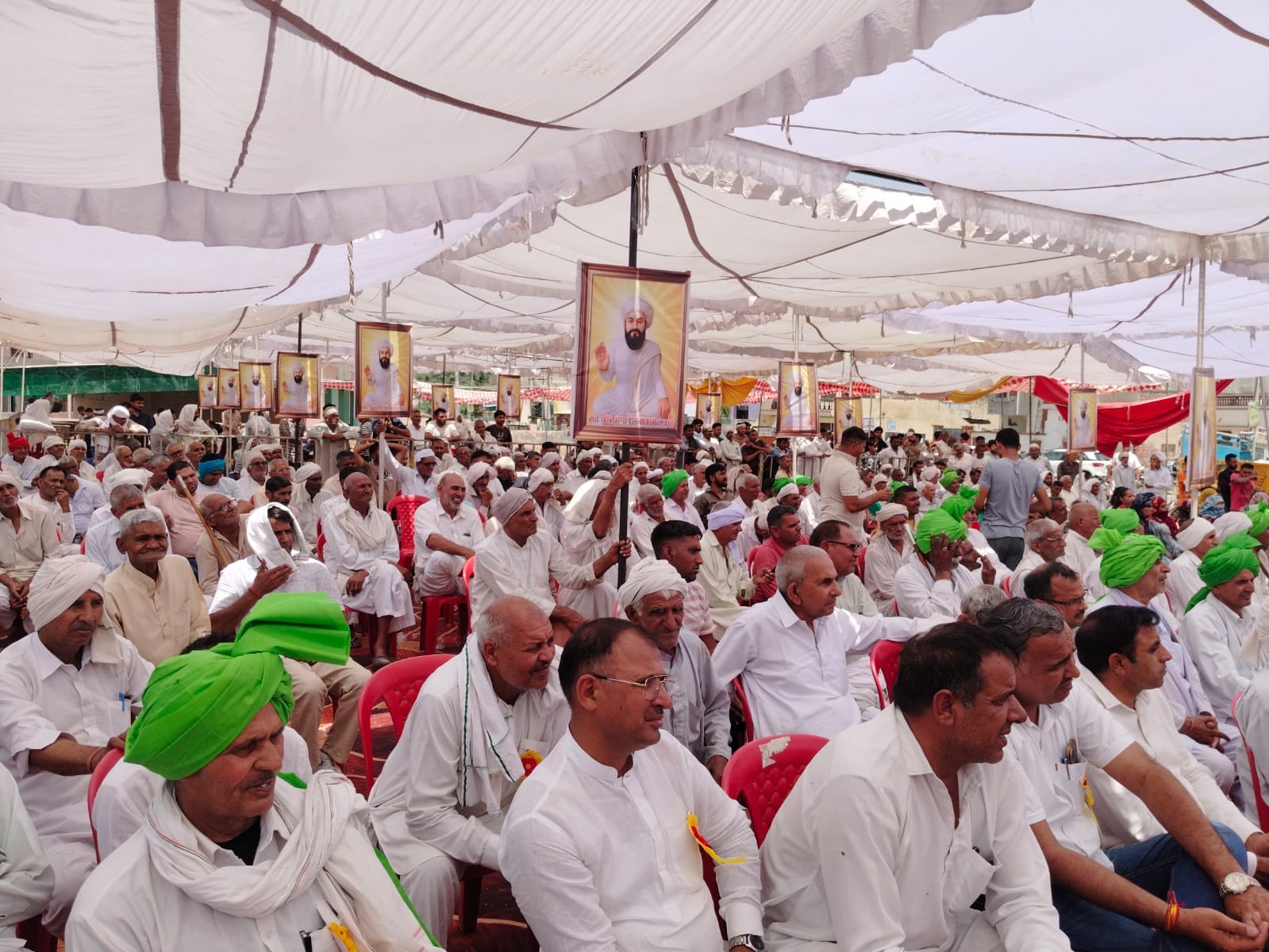गांव जाखोली में धन्ना भगत के मंदिर में धन्ना भगत की मूर्ति का अनावरण करने के दौरान मुख्य अतिथि