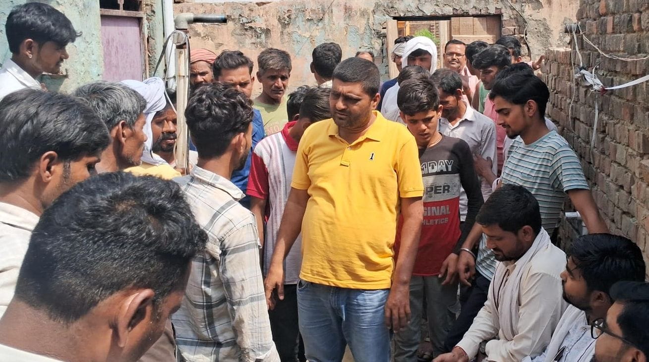 गांव खेड़ादास में प्रशासन की टीम पानी े सैंपिल लेते हुए। संवाद