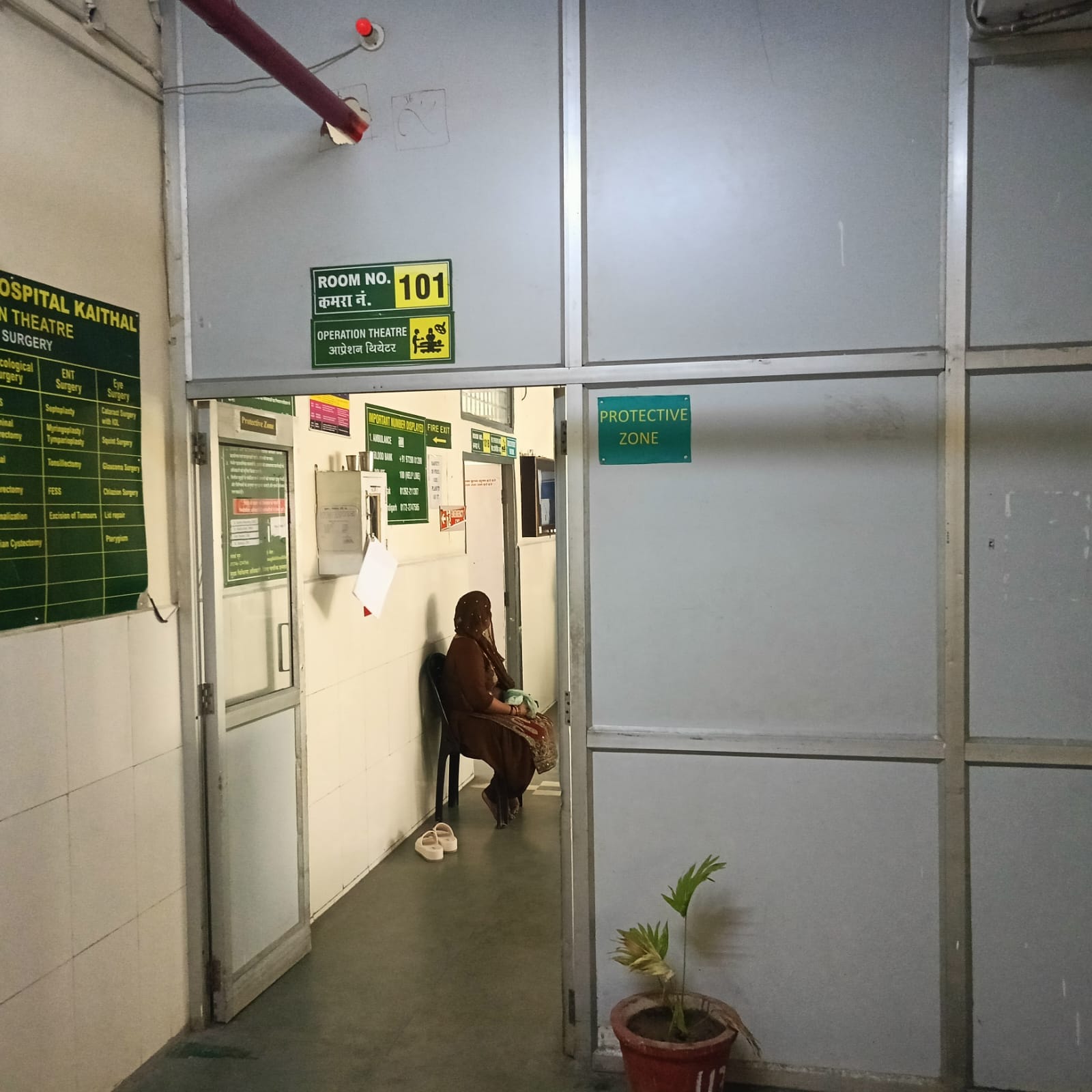 जिला नागरिक अस्पताल में मरीजों की जांच करते डॉक्टर अमरेंद्र। संवाद