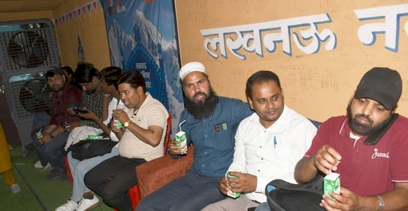 कूलिंग पॅाइंट का शुभारंभ करतीं महापौर। कूलिंग पॅाइंट का शुभारंभ करतीं महापौर।