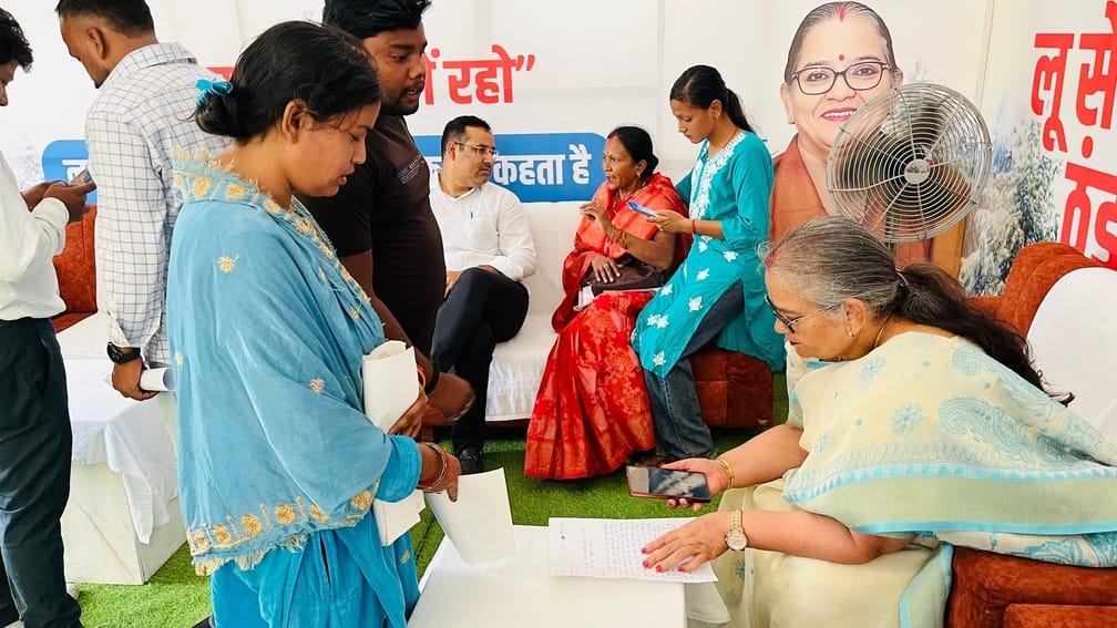 कूलिंग पॅाइंट का शुभारंभ करतीं महापौर। कूलिंग पॅाइंट का शुभारंभ करतीं महापौर।