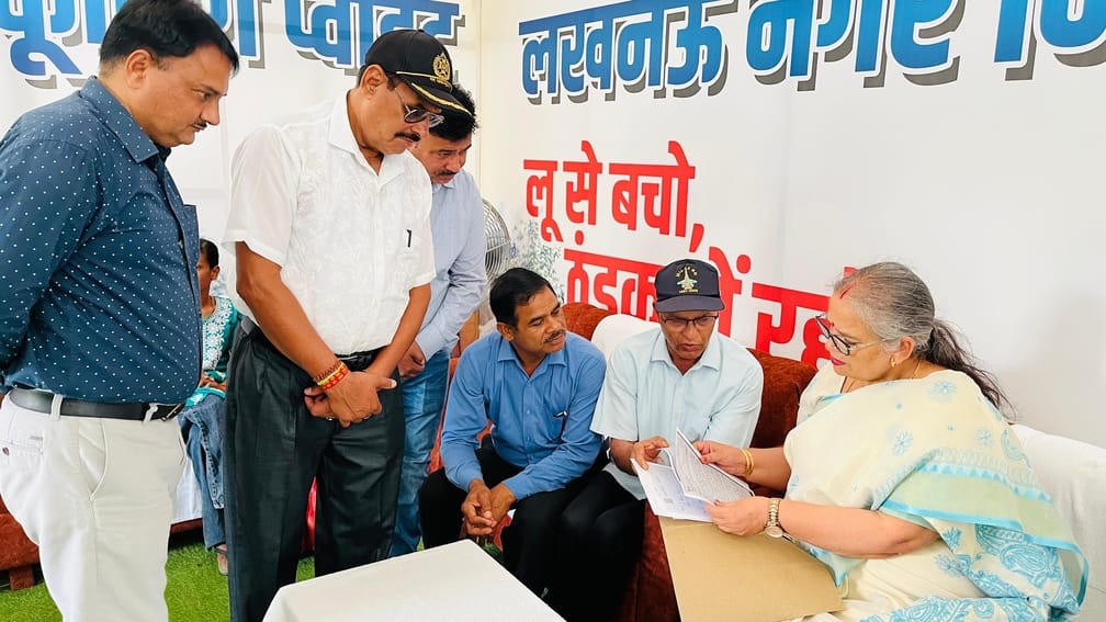 कूलिंग पॅाइंट का शुभारंभ करतीं महापौर। कूलिंग पॅाइंट का शुभारंभ करतीं महापौर।