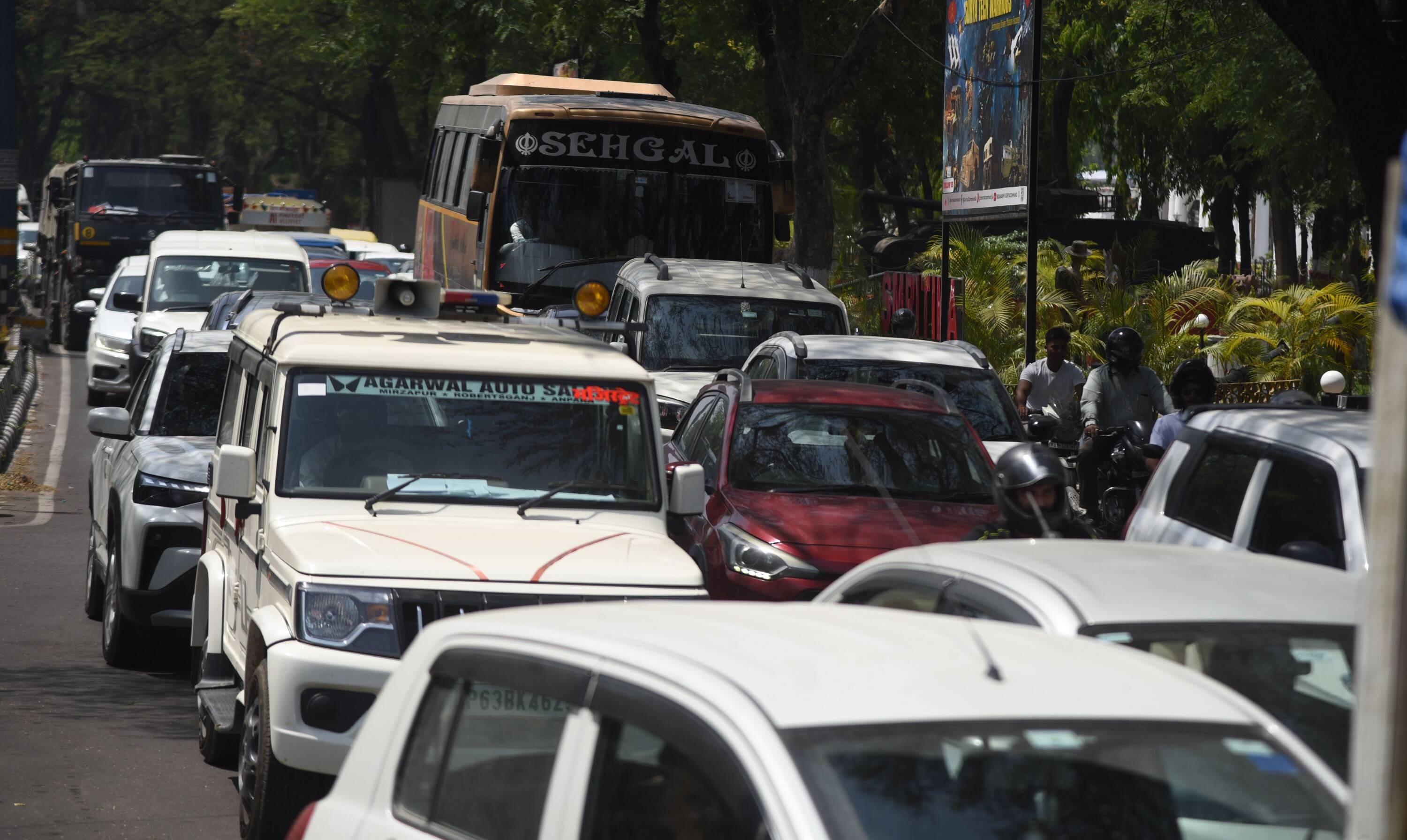 कमता और पाॅलीटेक्निक पर लगा जाम। ड्रोन से निगरानी करतीं डीसीपी ट्रैफिक। कमता और पाॅलीटेक्निक पर लगा जाम। ड्रोन से निगरानी करतीं डीसीपी ट्रैफिक।