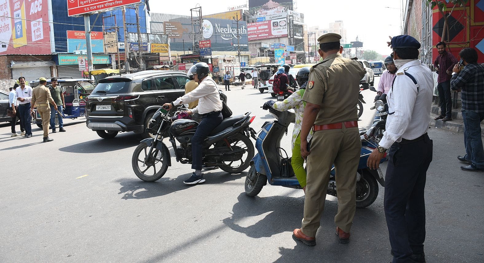 कमता और पाॅलीटेक्निक पर लगा जाम। ड्रोन से निगरानी करतीं डीसीपी ट्रैफिक। कमता और पाॅलीटेक्निक पर लगा जाम। ड्रोन से निगरानी करतीं डीसीपी ट्रैफिक।
