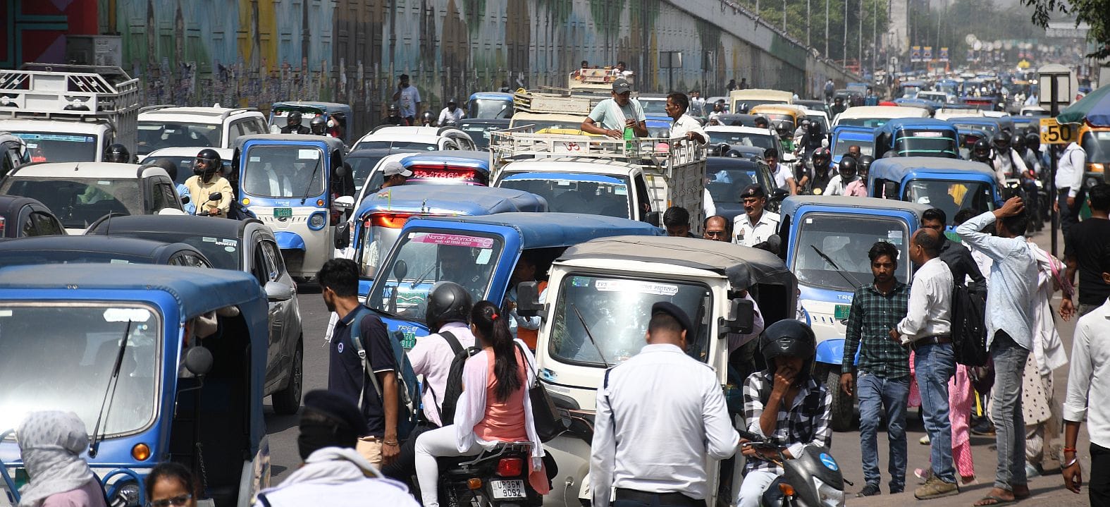 कमता और पाॅलीटेक्निक पर लगा जाम। ड्रोन से निगरानी करतीं डीसीपी ट्रैफिक। कमता और पाॅलीटेक्निक पर लगा जाम। ड्रोन से निगरानी करतीं डीसीपी ट्रैफिक।