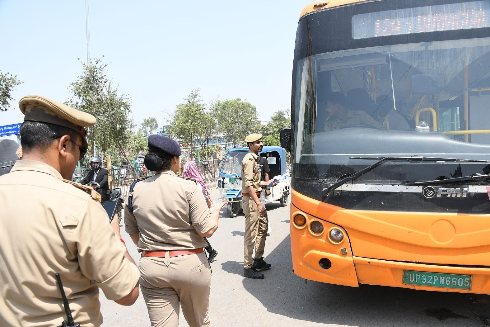कमता और पाॅलीटेक्निक पर लगा जाम। ड्रोन से निगरानी करतीं डीसीपी ट्रैफिक। कमता और पाॅलीटेक्निक पर लगा जाम। ड्रोन से निगरानी करतीं डीसीपी ट्रैफिक।