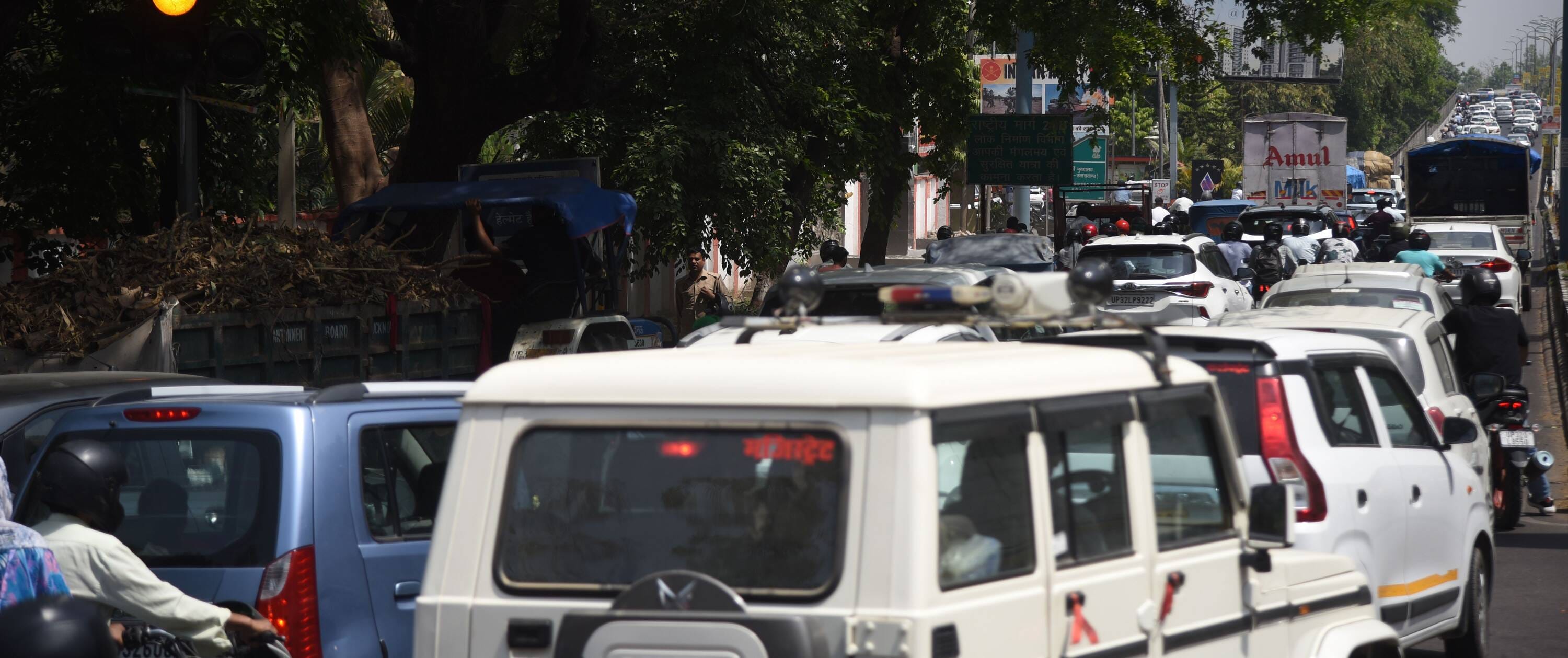 कमता और पाॅलीटेक्निक पर लगा जाम। ड्रोन से निगरानी करतीं डीसीपी ट्रैफिक। कमता और पाॅलीटेक्निक पर लगा जाम। ड्रोन से निगरानी करतीं डीसीपी ट्रैफिक।