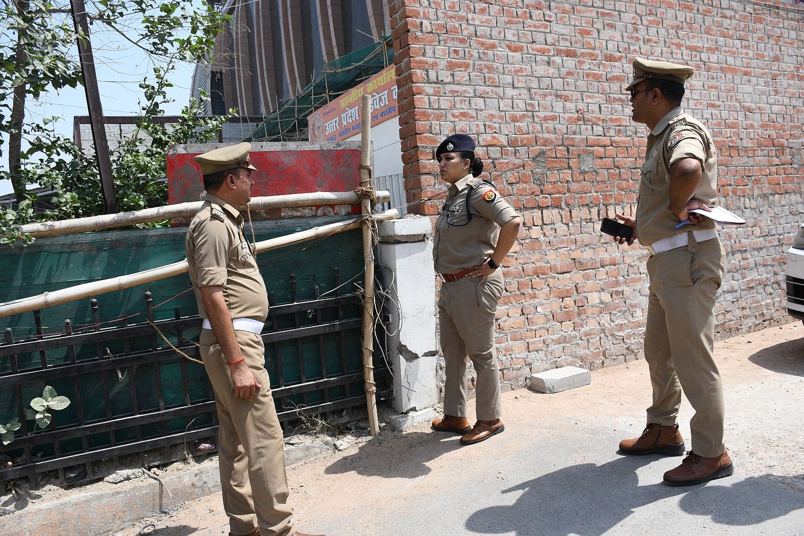 कमता और पाॅलीटेक्निक पर लगा जाम। ड्रोन से निगरानी करतीं डीसीपी ट्रैफिक। कमता और पाॅलीटेक्निक पर लगा जाम। ड्रोन से निगरानी करतीं डीसीपी ट्रैफिक।