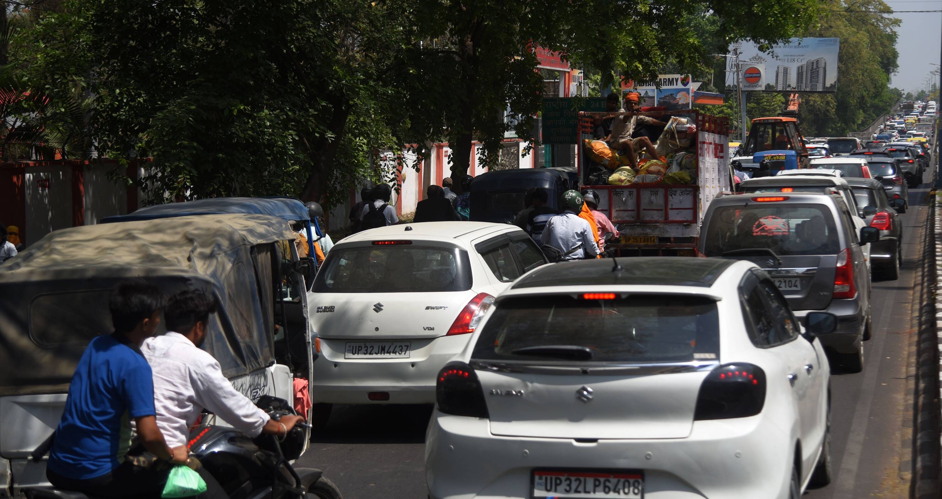 कमता और पाॅलीटेक्निक पर लगा जाम। ड्रोन से निगरानी करतीं डीसीपी ट्रैफिक। कमता और पाॅलीटेक्निक पर लगा जाम। ड्रोन से निगरानी करतीं डीसीपी ट्रैफिक।