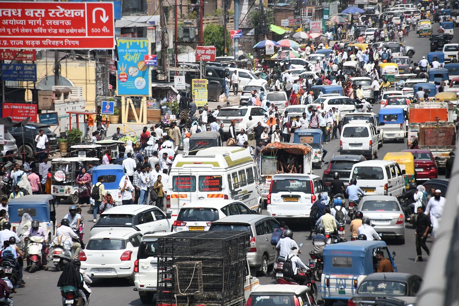 कमता और पाॅलीटेक्निक पर लगा जाम। ड्रोन से निगरानी करतीं डीसीपी ट्रैफिक। कमता और पाॅलीटेक्निक पर लगा जाम। ड्रोन से निगरानी करतीं डीसीपी ट्रैफिक।