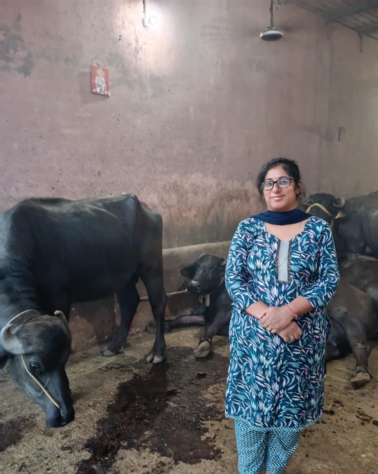 कपड़ों की दुकान पर मौजूद अनुराधा। स्वयं कपड़ों की दुकान पर मौजूद अनुराधा। स्वयं