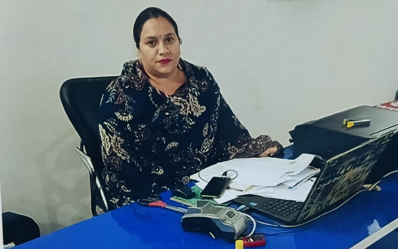 कपड़ों की दुकान पर मौजूद अनुराधा। स्वयं कपड़ों की दुकान पर मौजूद अनुराधा। स्वयं